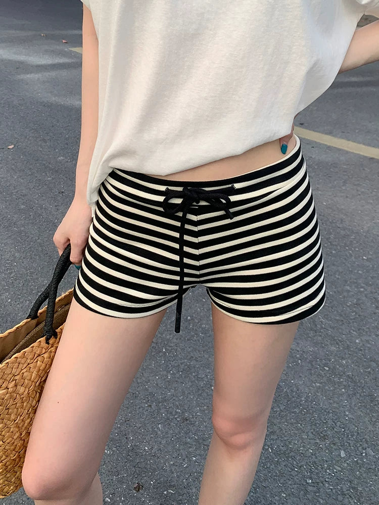 Superliuliu knit shorts side view A-line silhouette